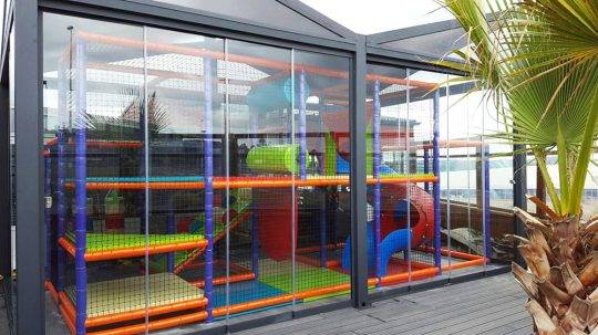 Le Restaurant avec Aire de Jeux : Où Manger et S&rsquo;amuser en Famille