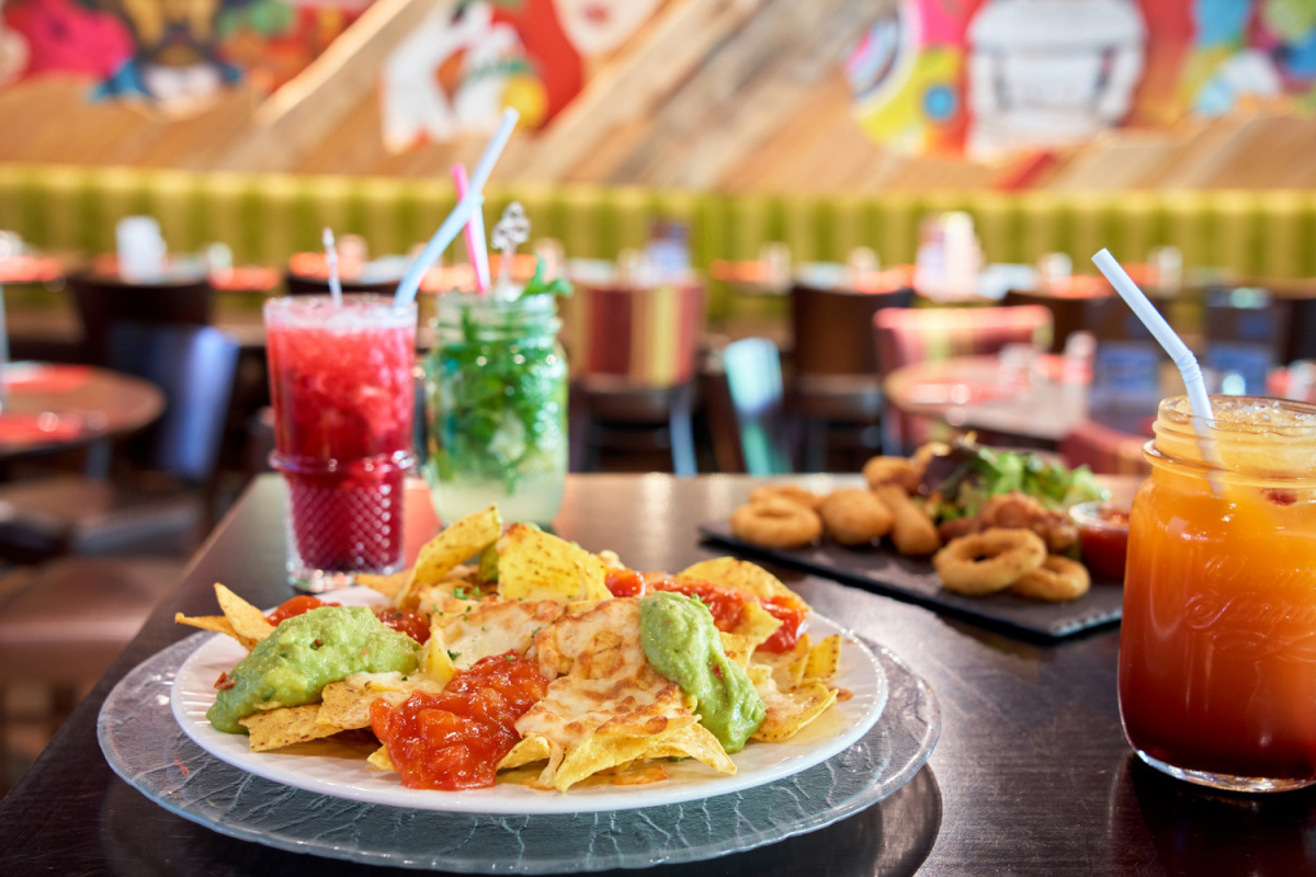 Un Restaurant Convivial avec Parc de Jeux pour Toute la Famille